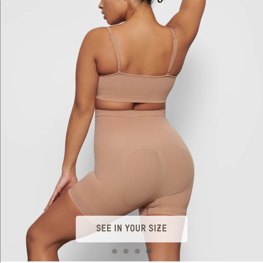 SKIMS SCULPTING SHORTIE IN SIENNA